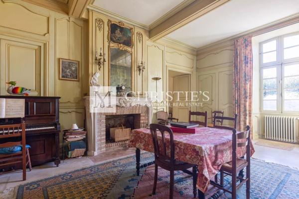 Près de Saint-Emilion – Exceptionnel Château historique entouré de 112 ha, parc avec piscine et tennis