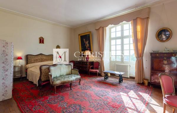 Près de Saint-Emilion – Exceptionnel Château historique entouré de 112 ha, parc avec piscine et tennis