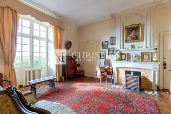 Près de Saint-Emilion – Exceptionnel Château historique entouré de 112 ha, parc avec piscine et tennis