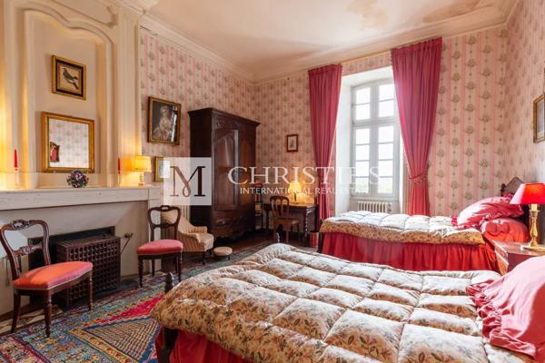 Près de Saint-Emilion – Exceptionnel Château historique entouré de 112 ha, parc avec piscine et tennis