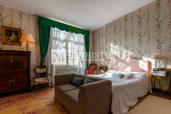 Près de Saint-Emilion – Exceptionnel Château historique entouré de 112 ha, parc avec piscine et tennis