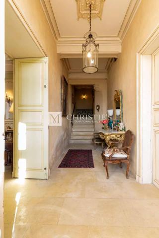 Près de Saint-Emilion – Exceptionnel Château historique entouré de 112 ha, parc avec piscine et tennis