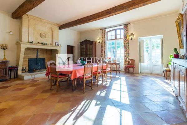 Près de Saint-Emilion – Exceptionnel Château historique entouré de 112 ha, parc avec piscine et tennis