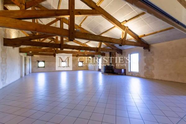 Près de Saint-Emilion – Exceptionnel Château historique entouré de 112 ha, parc avec piscine et tennis