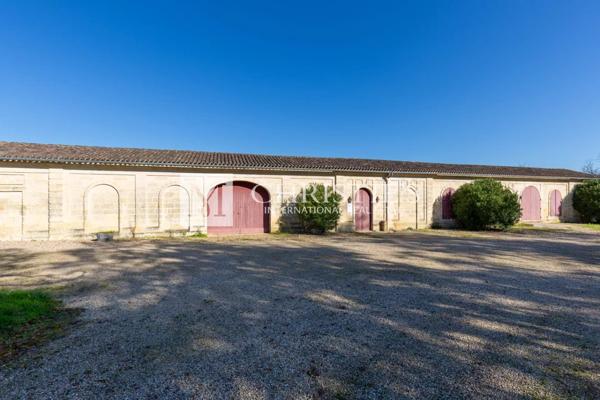 Près de Saint-Emilion – Exceptionnel Château historique entouré de 112 ha, parc avec piscine et tennis