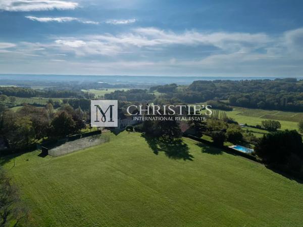 Près de Saint-Emilion – Exceptionnel Château historique entouré de 112 ha, parc avec piscine et tennis