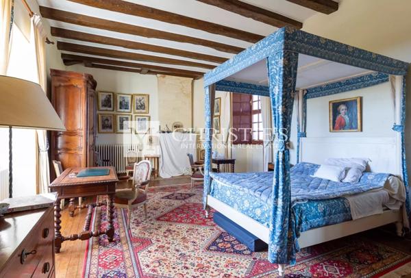 Près de Saint-Emilion – Exceptionnel Château historique entouré de 112 ha, parc avec piscine et tennis