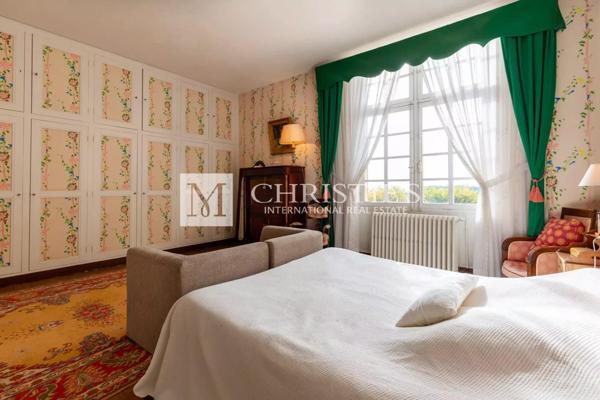 Près de Saint-Emilion – Exceptionnel Château historique entouré de 112 ha, parc avec piscine et tennis