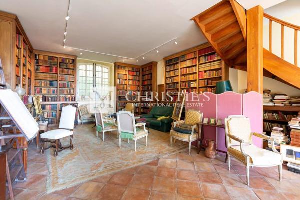 Près de Saint-Emilion – Exceptionnel Château historique entouré de 112 ha, parc avec piscine et tennis