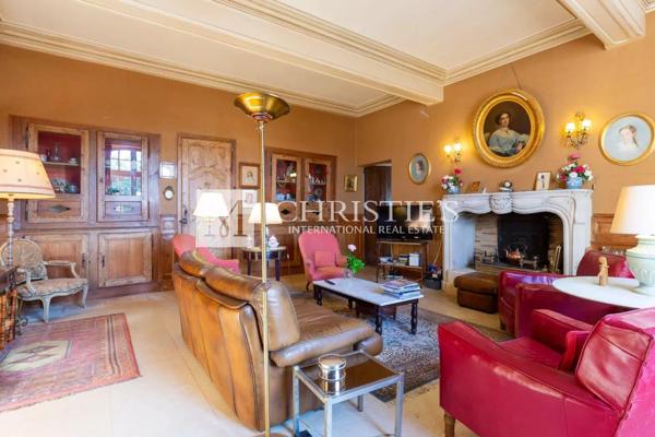 Près de Saint-Emilion – Exceptionnel Château historique entouré de 112 ha, parc avec piscine et tennis