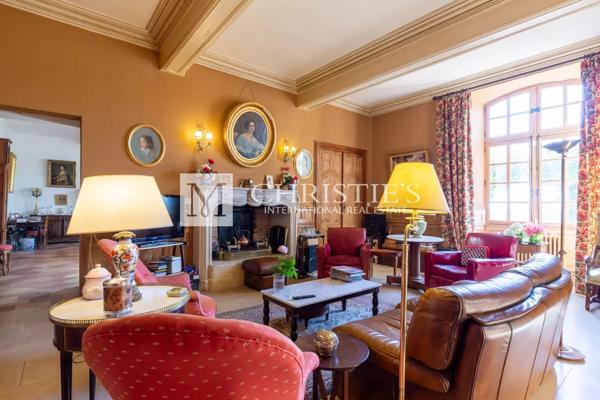 Près de Saint-Emilion – Exceptionnel Château historique entouré de 112 ha, parc avec piscine et tennis