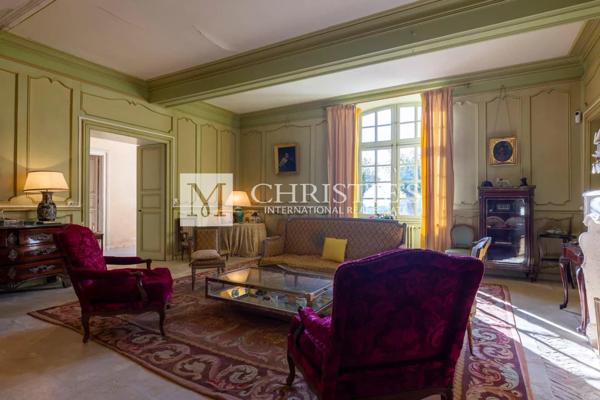 Près de Saint-Emilion – Exceptionnel Château historique entouré de 112 ha, parc avec piscine et tennis