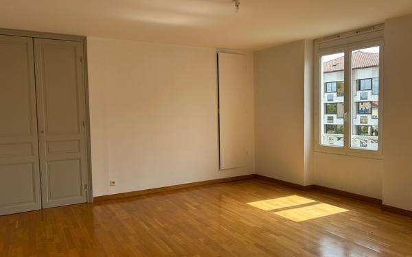Appartement à louer    5 pièces •  Mont-de-Marsan