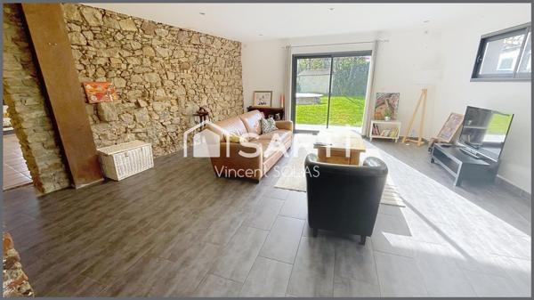 Maison en Pierre Rénovée de 210 m² sur 937 m² - 6 Chambres - 3 SDE - 3 WC - Piscine