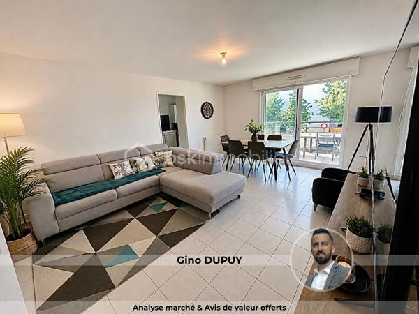 QUIMPER – CENTRE-VILLE / PROXIMITE CAP HORN / ODET – RÉSIDENCE DE STANDING RÉCENTE ET SÉCURISÉE – T3 DE 64 M² – TERRASSE PLEIN SUD DE 21 M² ENV. – PARKING PRIVATIF – DPE C.

**** Résidence recherchée – terrasse plein Sud de 21 m² – centre-ville accessible à pied – résidence sécurisée. ****

Gino DUPUY vous propose, à Quimper, au sein d'une résidence récente (2009) de standing particulièrement recherchée, ce bel appartement T3 d'environ 64 m², offrant une belle terrasse exposée plein Sud, une place de stationnement privative et un environnement calme, tout en restant à seulement quelques minutes à pied du centre-ville et des commerces.

Son agencement fonctionnel, sa luminosité et la qualité de la résidence en font un bien parfaitement adapté aussi bien à une résidence principale qu'à un investissement patrimonial.

L'appartement se compose de la manière suivante :

Une entrée avec rangements desservant l'ensemble des pièces.
Un salon-séjour lumineux ouvrant directement sur une terrasse d'environ 21 m² exposée plein Sud.
Une cuisine indépendante aménagée et équipée.
Deux chambres.
Une salle de bain.
Un WC indépendant.

Concernant les extérieurs :

Une grande terrasse d'environ 21 m² exposée plein Sud, véritable prolongement de la pièce de vie.
Une place de stationnement privative.
Une résidence sécurisée avec accès contrôlé.

Informations complémentaires :

Résidence récente de standing.
Accès PMR par l'arrière de la résidence, situé au RDC avec séjour et terrasse surélevé par rapport au parking 
(Avantages d'un RDC et d'un 1er étage)
Appartement lumineux.
Terrasse exposée plein Sud.
Place de parking privative.
Chauffage gaz individuel.
Fibre optique.
DPE : classe C.
Centre-ville et commerces accessibles à pied.
Résidence calme et parfaitement entretenue.
Taxe foncière : 889€

(PLAN DE L'APPARTEMENT EN AVANT DERNIERE PHOTO)

Rare sur le secteur, cet appartement réunit des critères particulièrement recherchés : résidence récente, terrasse de belle dimension, ascenseur, stationnement privatif et proximité immédiate du centre-ville.

Contact Exclusif :

Gino Dupuy – BSK Immobilier
Votre Conseiller Immobilier sur Quimper et le Finistère Sud.
Avis de valeur OFFERT dans tout le Finistère Sud.

_________________________________________________

VENTE IMMOBILIÈRE – QUIMPER & Alentours
Échangeons sur votre projet, sans engagement, pour définir la meilleure stratégie de vente.

APPORTEURS D'AFFAIRES
Vous connaissez quelqu'un qui souhaite vendre ou acheter ?
Un simple message suffit pour initier un contact, je m'occupe du reste. Rémunération attractive.

COLLABORATION INTERCABINET
Discutons volontiers d'un partage de mandat ou d'un acheteur en recherche.

_________________________________________________

Honoraires charge vendeur : aucun frais d'agence supplémentaires pour vous.
Le prix affiché est votre prix final hors frais de notaire.