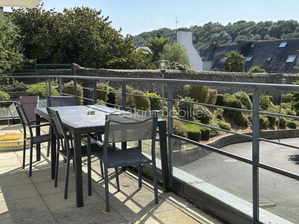 QUIMPER – CENTRE-VILLE / PROXIMITE CAP HORN / ODET – RÉSIDENCE DE STANDING RÉCENTE ET SÉCURISÉE – T3 DE 64 M² – TERRASSE PLEIN SUD DE 21 M² ENV. – PARKING PRIVATIF – DPE C.

**** Résidence recherchée – terrasse plein Sud de 21 m² – centre-ville accessible à pied – résidence sécurisée. ****

Gino DUPUY vous propose, à Quimper, au sein d'une résidence récente (2009) de standing particulièrement recherchée, ce bel appartement T3 d'environ 64 m², offrant une belle terrasse exposée plein Sud, une place de stationnement privative et un environnement calme, tout en restant à seulement quelques minutes à pied du centre-ville et des commerces.

Son agencement fonctionnel, sa luminosité et la qualité de la résidence en font un bien parfaitement adapté aussi bien à une résidence principale qu'à un investissement patrimonial.

L'appartement se compose de la manière suivante :

Une entrée avec rangements desservant l'ensemble des pièces.
Un salon-séjour lumineux ouvrant directement sur une terrasse d'environ 21 m² exposée plein Sud.
Une cuisine indépendante aménagée et équipée.
Deux chambres.
Une salle de bain.
Un WC indépendant.

Concernant les extérieurs :

Une grande terrasse d'environ 21 m² exposée plein Sud, véritable prolongement de la pièce de vie.
Une place de stationnement privative.
Une résidence sécurisée avec accès contrôlé.

Informations complémentaires :

Résidence récente de standing.
Accès PMR par l'arrière de la résidence, situé au RDC avec séjour et terrasse surélevé par rapport au parking 
(Avantages d'un RDC et d'un 1er étage)
Appartement lumineux.
Terrasse exposée plein Sud.
Place de parking privative.
Chauffage gaz individuel.
Fibre optique.
DPE : classe C.
Centre-ville et commerces accessibles à pied.
Résidence calme et parfaitement entretenue.
Taxe foncière : 889€

(PLAN DE L'APPARTEMENT EN AVANT DERNIERE PHOTO)

Rare sur le secteur, cet appartement réunit des critères particulièrement recherchés : résidence récente, terrasse de belle dimension, ascenseur, stationnement privatif et proximité immédiate du centre-ville.

Contact Exclusif :

Gino Dupuy – BSK Immobilier
Votre Conseiller Immobilier sur Quimper et le Finistère Sud.
Avis de valeur OFFERT dans tout le Finistère Sud.

_________________________________________________

VENTE IMMOBILIÈRE – QUIMPER & Alentours
Échangeons sur votre projet, sans engagement, pour définir la meilleure stratégie de vente.

APPORTEURS D'AFFAIRES
Vous connaissez quelqu'un qui souhaite vendre ou acheter ?
Un simple message suffit pour initier un contact, je m'occupe du reste. Rémunération attractive.

COLLABORATION INTERCABINET
Discutons volontiers d'un partage de mandat ou d'un acheteur en recherche.

_________________________________________________

Honoraires charge vendeur : aucun frais d'agence supplémentaires pour vous.
Le prix affiché est votre prix final hors frais de notaire.