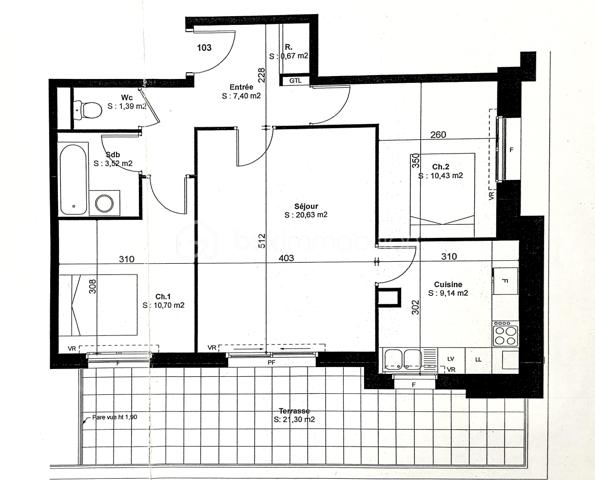 QUIMPER – CENTRE-VILLE / PROXIMITE CAP HORN / ODET – RÉSIDENCE DE STANDING RÉCENTE ET SÉCURISÉE – T3 DE 64 M² – TERRASSE PLEIN SUD DE 21 M² ENV. – PARKING PRIVATIF – DPE C.

**** Résidence recherchée – terrasse plein Sud de 21 m² – centre-ville accessible à pied – résidence sécurisée. ****

Gino DUPUY vous propose, à Quimper, au sein d'une résidence récente (2009) de standing particulièrement recherchée, ce bel appartement T3 d'environ 64 m², offrant une belle terrasse exposée plein Sud, une place de stationnement privative et un environnement calme, tout en restant à seulement quelques minutes à pied du centre-ville et des commerces.

Son agencement fonctionnel, sa luminosité et la qualité de la résidence en font un bien parfaitement adapté aussi bien à une résidence principale qu'à un investissement patrimonial.

L'appartement se compose de la manière suivante :

Une entrée avec rangements desservant l'ensemble des pièces.
Un salon-séjour lumineux ouvrant directement sur une terrasse d'environ 21 m² exposée plein Sud.
Une cuisine indépendante aménagée et équipée.
Deux chambres.
Une salle de bain.
Un WC indépendant.

Concernant les extérieurs :

Une grande terrasse d'environ 21 m² exposée plein Sud, véritable prolongement de la pièce de vie.
Une place de stationnement privative.
Une résidence sécurisée avec accès contrôlé.

Informations complémentaires :

Résidence récente de standing.
Accès PMR par l'arrière de la résidence, situé au RDC avec séjour et terrasse surélevé par rapport au parking 
(Avantages d'un RDC et d'un 1er étage)
Appartement lumineux.
Terrasse exposée plein Sud.
Place de parking privative.
Chauffage gaz individuel.
Fibre optique.
DPE : classe C.
Centre-ville et commerces accessibles à pied.
Résidence calme et parfaitement entretenue.
Taxe foncière : 889€

(PLAN DE L'APPARTEMENT EN AVANT DERNIERE PHOTO)

Rare sur le secteur, cet appartement réunit des critères particulièrement recherchés : résidence récente, terrasse de belle dimension, ascenseur, stationnement privatif et proximité immédiate du centre-ville.

Contact Exclusif :

Gino Dupuy – BSK Immobilier
Votre Conseiller Immobilier sur Quimper et le Finistère Sud.
Avis de valeur OFFERT dans tout le Finistère Sud.

_________________________________________________

VENTE IMMOBILIÈRE – QUIMPER & Alentours
Échangeons sur votre projet, sans engagement, pour définir la meilleure stratégie de vente.

APPORTEURS D'AFFAIRES
Vous connaissez quelqu'un qui souhaite vendre ou acheter ?
Un simple message suffit pour initier un contact, je m'occupe du reste. Rémunération attractive.

COLLABORATION INTERCABINET
Discutons volontiers d'un partage de mandat ou d'un acheteur en recherche.

_________________________________________________

Honoraires charge vendeur : aucun frais d'agence supplémentaires pour vous.
Le prix affiché est votre prix final hors frais de notaire.