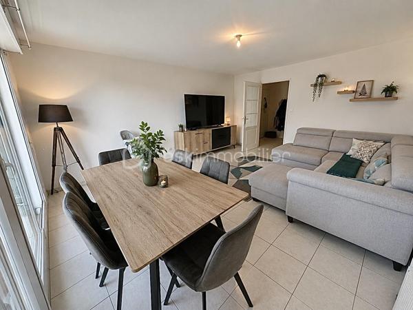 QUIMPER – CENTRE-VILLE / PROXIMITE CAP HORN / ODET – RÉSIDENCE DE STANDING RÉCENTE ET SÉCURISÉE – T3 DE 64 M² – TERRASSE PLEIN SUD DE 21 M² ENV. – PARKING PRIVATIF – DPE C.

**** Résidence recherchée – terrasse plein Sud de 21 m² – centre-ville accessible à pied – résidence sécurisée. ****

Gino DUPUY vous propose, à Quimper, au sein d'une résidence récente (2009) de standing particulièrement recherchée, ce bel appartement T3 d'environ 64 m², offrant une belle terrasse exposée plein Sud, une place de stationnement privative et un environnement calme, tout en restant à seulement quelques minutes à pied du centre-ville et des commerces.

Son agencement fonctionnel, sa luminosité et la qualité de la résidence en font un bien parfaitement adapté aussi bien à une résidence principale qu'à un investissement patrimonial.

L'appartement se compose de la manière suivante :

Une entrée avec rangements desservant l'ensemble des pièces.
Un salon-séjour lumineux ouvrant directement sur une terrasse d'environ 21 m² exposée plein Sud.
Une cuisine indépendante aménagée et équipée.
Deux chambres.
Une salle de bain.
Un WC indépendant.

Concernant les extérieurs :

Une grande terrasse d'environ 21 m² exposée plein Sud, véritable prolongement de la pièce de vie.
Une place de stationnement privative.
Une résidence sécurisée avec accès contrôlé.

Informations complémentaires :

Résidence récente de standing.
Accès PMR par l'arrière de la résidence, situé au RDC avec séjour et terrasse surélevé par rapport au parking 
(Avantages d'un RDC et d'un 1er étage)
Appartement lumineux.
Terrasse exposée plein Sud.
Place de parking privative.
Chauffage gaz individuel.
Fibre optique.
DPE : classe C.
Centre-ville et commerces accessibles à pied.
Résidence calme et parfaitement entretenue.
Taxe foncière : 889€

(PLAN DE L'APPARTEMENT EN AVANT DERNIERE PHOTO)

Rare sur le secteur, cet appartement réunit des critères particulièrement recherchés : résidence récente, terrasse de belle dimension, ascenseur, stationnement privatif et proximité immédiate du centre-ville.

Contact Exclusif :

Gino Dupuy – BSK Immobilier
Votre Conseiller Immobilier sur Quimper et le Finistère Sud.
Avis de valeur OFFERT dans tout le Finistère Sud.

_________________________________________________

VENTE IMMOBILIÈRE – QUIMPER & Alentours
Échangeons sur votre projet, sans engagement, pour définir la meilleure stratégie de vente.

APPORTEURS D'AFFAIRES
Vous connaissez quelqu'un qui souhaite vendre ou acheter ?
Un simple message suffit pour initier un contact, je m'occupe du reste. Rémunération attractive.

COLLABORATION INTERCABINET
Discutons volontiers d'un partage de mandat ou d'un acheteur en recherche.

_________________________________________________

Honoraires charge vendeur : aucun frais d'agence supplémentaires pour vous.
Le prix affiché est votre prix final hors frais de notaire.