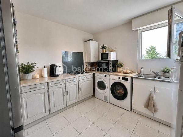 QUIMPER – CENTRE-VILLE / PROXIMITE CAP HORN / ODET – RÉSIDENCE DE STANDING RÉCENTE ET SÉCURISÉE – T3 DE 64 M² – TERRASSE PLEIN SUD DE 21 M² ENV. – PARKING PRIVATIF – DPE C.

**** Résidence recherchée – terrasse plein Sud de 21 m² – centre-ville accessible à pied – résidence sécurisée. ****

Gino DUPUY vous propose, à Quimper, au sein d'une résidence récente (2009) de standing particulièrement recherchée, ce bel appartement T3 d'environ 64 m², offrant une belle terrasse exposée plein Sud, une place de stationnement privative et un environnement calme, tout en restant à seulement quelques minutes à pied du centre-ville et des commerces.

Son agencement fonctionnel, sa luminosité et la qualité de la résidence en font un bien parfaitement adapté aussi bien à une résidence principale qu'à un investissement patrimonial.

L'appartement se compose de la manière suivante :

Une entrée avec rangements desservant l'ensemble des pièces.
Un salon-séjour lumineux ouvrant directement sur une terrasse d'environ 21 m² exposée plein Sud.
Une cuisine indépendante aménagée et équipée.
Deux chambres.
Une salle de bain.
Un WC indépendant.

Concernant les extérieurs :

Une grande terrasse d'environ 21 m² exposée plein Sud, véritable prolongement de la pièce de vie.
Une place de stationnement privative.
Une résidence sécurisée avec accès contrôlé.

Informations complémentaires :

Résidence récente de standing.
Accès PMR par l'arrière de la résidence, situé au RDC avec séjour et terrasse surélevé par rapport au parking 
(Avantages d'un RDC et d'un 1er étage)
Appartement lumineux.
Terrasse exposée plein Sud.
Place de parking privative.
Chauffage gaz individuel.
Fibre optique.
DPE : classe C.
Centre-ville et commerces accessibles à pied.
Résidence calme et parfaitement entretenue.
Taxe foncière : 889€

(PLAN DE L'APPARTEMENT EN AVANT DERNIERE PHOTO)

Rare sur le secteur, cet appartement réunit des critères particulièrement recherchés : résidence récente, terrasse de belle dimension, ascenseur, stationnement privatif et proximité immédiate du centre-ville.

Contact Exclusif :

Gino Dupuy – BSK Immobilier
Votre Conseiller Immobilier sur Quimper et le Finistère Sud.
Avis de valeur OFFERT dans tout le Finistère Sud.

_________________________________________________

VENTE IMMOBILIÈRE – QUIMPER & Alentours
Échangeons sur votre projet, sans engagement, pour définir la meilleure stratégie de vente.

APPORTEURS D'AFFAIRES
Vous connaissez quelqu'un qui souhaite vendre ou acheter ?
Un simple message suffit pour initier un contact, je m'occupe du reste. Rémunération attractive.

COLLABORATION INTERCABINET
Discutons volontiers d'un partage de mandat ou d'un acheteur en recherche.

_________________________________________________

Honoraires charge vendeur : aucun frais d'agence supplémentaires pour vous.
Le prix affiché est votre prix final hors frais de notaire.
