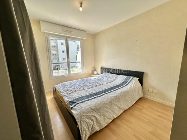 QUIMPER – CENTRE-VILLE / PROXIMITE CAP HORN / ODET – RÉSIDENCE DE STANDING RÉCENTE ET SÉCURISÉE – T3 DE 64 M² – TERRASSE PLEIN SUD DE 21 M² ENV. – PARKING PRIVATIF – DPE C.

**** Résidence recherchée – terrasse plein Sud de 21 m² – centre-ville accessible à pied – résidence sécurisée. ****

Gino DUPUY vous propose, à Quimper, au sein d'une résidence récente (2009) de standing particulièrement recherchée, ce bel appartement T3 d'environ 64 m², offrant une belle terrasse exposée plein Sud, une place de stationnement privative et un environnement calme, tout en restant à seulement quelques minutes à pied du centre-ville et des commerces.

Son agencement fonctionnel, sa luminosité et la qualité de la résidence en font un bien parfaitement adapté aussi bien à une résidence principale qu'à un investissement patrimonial.

L'appartement se compose de la manière suivante :

Une entrée avec rangements desservant l'ensemble des pièces.
Un salon-séjour lumineux ouvrant directement sur une terrasse d'environ 21 m² exposée plein Sud.
Une cuisine indépendante aménagée et équipée.
Deux chambres.
Une salle de bain.
Un WC indépendant.

Concernant les extérieurs :

Une grande terrasse d'environ 21 m² exposée plein Sud, véritable prolongement de la pièce de vie.
Une place de stationnement privative.
Une résidence sécurisée avec accès contrôlé.

Informations complémentaires :

Résidence récente de standing.
Accès PMR par l'arrière de la résidence, situé au RDC avec séjour et terrasse surélevé par rapport au parking 
(Avantages d'un RDC et d'un 1er étage)
Appartement lumineux.
Terrasse exposée plein Sud.
Place de parking privative.
Chauffage gaz individuel.
Fibre optique.
DPE : classe C.
Centre-ville et commerces accessibles à pied.
Résidence calme et parfaitement entretenue.
Taxe foncière : 889€

(PLAN DE L'APPARTEMENT EN AVANT DERNIERE PHOTO)

Rare sur le secteur, cet appartement réunit des critères particulièrement recherchés : résidence récente, terrasse de belle dimension, ascenseur, stationnement privatif et proximité immédiate du centre-ville.

Contact Exclusif :

Gino Dupuy – BSK Immobilier
Votre Conseiller Immobilier sur Quimper et le Finistère Sud.
Avis de valeur OFFERT dans tout le Finistère Sud.

_________________________________________________

VENTE IMMOBILIÈRE – QUIMPER & Alentours
Échangeons sur votre projet, sans engagement, pour définir la meilleure stratégie de vente.

APPORTEURS D'AFFAIRES
Vous connaissez quelqu'un qui souhaite vendre ou acheter ?
Un simple message suffit pour initier un contact, je m'occupe du reste. Rémunération attractive.

COLLABORATION INTERCABINET
Discutons volontiers d'un partage de mandat ou d'un acheteur en recherche.

_________________________________________________

Honoraires charge vendeur : aucun frais d'agence supplémentaires pour vous.
Le prix affiché est votre prix final hors frais de notaire.