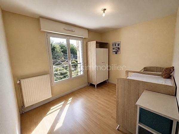 QUIMPER – CENTRE-VILLE / PROXIMITE CAP HORN / ODET – RÉSIDENCE DE STANDING RÉCENTE ET SÉCURISÉE – T3 DE 64 M² – TERRASSE PLEIN SUD DE 21 M² ENV. – PARKING PRIVATIF – DPE C.

**** Résidence recherchée – terrasse plein Sud de 21 m² – centre-ville accessible à pied – résidence sécurisée. ****

Gino DUPUY vous propose, à Quimper, au sein d'une résidence récente (2009) de standing particulièrement recherchée, ce bel appartement T3 d'environ 64 m², offrant une belle terrasse exposée plein Sud, une place de stationnement privative et un environnement calme, tout en restant à seulement quelques minutes à pied du centre-ville et des commerces.

Son agencement fonctionnel, sa luminosité et la qualité de la résidence en font un bien parfaitement adapté aussi bien à une résidence principale qu'à un investissement patrimonial.

L'appartement se compose de la manière suivante :

Une entrée avec rangements desservant l'ensemble des pièces.
Un salon-séjour lumineux ouvrant directement sur une terrasse d'environ 21 m² exposée plein Sud.
Une cuisine indépendante aménagée et équipée.
Deux chambres.
Une salle de bain.
Un WC indépendant.

Concernant les extérieurs :

Une grande terrasse d'environ 21 m² exposée plein Sud, véritable prolongement de la pièce de vie.
Une place de stationnement privative.
Une résidence sécurisée avec accès contrôlé.

Informations complémentaires :

Résidence récente de standing.
Accès PMR par l'arrière de la résidence, situé au RDC avec séjour et terrasse surélevé par rapport au parking 
(Avantages d'un RDC et d'un 1er étage)
Appartement lumineux.
Terrasse exposée plein Sud.
Place de parking privative.
Chauffage gaz individuel.
Fibre optique.
DPE : classe C.
Centre-ville et commerces accessibles à pied.
Résidence calme et parfaitement entretenue.
Taxe foncière : 889€

(PLAN DE L'APPARTEMENT EN AVANT DERNIERE PHOTO)

Rare sur le secteur, cet appartement réunit des critères particulièrement recherchés : résidence récente, terrasse de belle dimension, ascenseur, stationnement privatif et proximité immédiate du centre-ville.

Contact Exclusif :

Gino Dupuy – BSK Immobilier
Votre Conseiller Immobilier sur Quimper et le Finistère Sud.
Avis de valeur OFFERT dans tout le Finistère Sud.

_________________________________________________

VENTE IMMOBILIÈRE – QUIMPER & Alentours
Échangeons sur votre projet, sans engagement, pour définir la meilleure stratégie de vente.

APPORTEURS D'AFFAIRES
Vous connaissez quelqu'un qui souhaite vendre ou acheter ?
Un simple message suffit pour initier un contact, je m'occupe du reste. Rémunération attractive.

COLLABORATION INTERCABINET
Discutons volontiers d'un partage de mandat ou d'un acheteur en recherche.

_________________________________________________

Honoraires charge vendeur : aucun frais d'agence supplémentaires pour vous.
Le prix affiché est votre prix final hors frais de notaire.