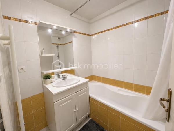 QUIMPER – CENTRE-VILLE / PROXIMITE CAP HORN / ODET – RÉSIDENCE DE STANDING RÉCENTE ET SÉCURISÉE – T3 DE 64 M² – TERRASSE PLEIN SUD DE 21 M² ENV. – PARKING PRIVATIF – DPE C.

**** Résidence recherchée – terrasse plein Sud de 21 m² – centre-ville accessible à pied – résidence sécurisée. ****

Gino DUPUY vous propose, à Quimper, au sein d'une résidence récente (2009) de standing particulièrement recherchée, ce bel appartement T3 d'environ 64 m², offrant une belle terrasse exposée plein Sud, une place de stationnement privative et un environnement calme, tout en restant à seulement quelques minutes à pied du centre-ville et des commerces.

Son agencement fonctionnel, sa luminosité et la qualité de la résidence en font un bien parfaitement adapté aussi bien à une résidence principale qu'à un investissement patrimonial.

L'appartement se compose de la manière suivante :

Une entrée avec rangements desservant l'ensemble des pièces.
Un salon-séjour lumineux ouvrant directement sur une terrasse d'environ 21 m² exposée plein Sud.
Une cuisine indépendante aménagée et équipée.
Deux chambres.
Une salle de bain.
Un WC indépendant.

Concernant les extérieurs :

Une grande terrasse d'environ 21 m² exposée plein Sud, véritable prolongement de la pièce de vie.
Une place de stationnement privative.
Une résidence sécurisée avec accès contrôlé.

Informations complémentaires :

Résidence récente de standing.
Accès PMR par l'arrière de la résidence, situé au RDC avec séjour et terrasse surélevé par rapport au parking 
(Avantages d'un RDC et d'un 1er étage)
Appartement lumineux.
Terrasse exposée plein Sud.
Place de parking privative.
Chauffage gaz individuel.
Fibre optique.
DPE : classe C.
Centre-ville et commerces accessibles à pied.
Résidence calme et parfaitement entretenue.
Taxe foncière : 889€

(PLAN DE L'APPARTEMENT EN AVANT DERNIERE PHOTO)

Rare sur le secteur, cet appartement réunit des critères particulièrement recherchés : résidence récente, terrasse de belle dimension, ascenseur, stationnement privatif et proximité immédiate du centre-ville.

Contact Exclusif :

Gino Dupuy – BSK Immobilier
Votre Conseiller Immobilier sur Quimper et le Finistère Sud.
Avis de valeur OFFERT dans tout le Finistère Sud.

_________________________________________________

VENTE IMMOBILIÈRE – QUIMPER & Alentours
Échangeons sur votre projet, sans engagement, pour définir la meilleure stratégie de vente.

APPORTEURS D'AFFAIRES
Vous connaissez quelqu'un qui souhaite vendre ou acheter ?
Un simple message suffit pour initier un contact, je m'occupe du reste. Rémunération attractive.

COLLABORATION INTERCABINET
Discutons volontiers d'un partage de mandat ou d'un acheteur en recherche.

_________________________________________________

Honoraires charge vendeur : aucun frais d'agence supplémentaires pour vous.
Le prix affiché est votre prix final hors frais de notaire.