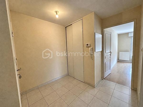 QUIMPER – CENTRE-VILLE / PROXIMITE CAP HORN / ODET – RÉSIDENCE DE STANDING RÉCENTE ET SÉCURISÉE – T3 DE 64 M² – TERRASSE PLEIN SUD DE 21 M² ENV. – PARKING PRIVATIF – DPE C.

**** Résidence recherchée – terrasse plein Sud de 21 m² – centre-ville accessible à pied – résidence sécurisée. ****

Gino DUPUY vous propose, à Quimper, au sein d'une résidence récente (2009) de standing particulièrement recherchée, ce bel appartement T3 d'environ 64 m², offrant une belle terrasse exposée plein Sud, une place de stationnement privative et un environnement calme, tout en restant à seulement quelques minutes à pied du centre-ville et des commerces.

Son agencement fonctionnel, sa luminosité et la qualité de la résidence en font un bien parfaitement adapté aussi bien à une résidence principale qu'à un investissement patrimonial.

L'appartement se compose de la manière suivante :

Une entrée avec rangements desservant l'ensemble des pièces.
Un salon-séjour lumineux ouvrant directement sur une terrasse d'environ 21 m² exposée plein Sud.
Une cuisine indépendante aménagée et équipée.
Deux chambres.
Une salle de bain.
Un WC indépendant.

Concernant les extérieurs :

Une grande terrasse d'environ 21 m² exposée plein Sud, véritable prolongement de la pièce de vie.
Une place de stationnement privative.
Une résidence sécurisée avec accès contrôlé.

Informations complémentaires :

Résidence récente de standing.
Accès PMR par l'arrière de la résidence, situé au RDC avec séjour et terrasse surélevé par rapport au parking 
(Avantages d'un RDC et d'un 1er étage)
Appartement lumineux.
Terrasse exposée plein Sud.
Place de parking privative.
Chauffage gaz individuel.
Fibre optique.
DPE : classe C.
Centre-ville et commerces accessibles à pied.
Résidence calme et parfaitement entretenue.
Taxe foncière : 889€

(PLAN DE L'APPARTEMENT EN AVANT DERNIERE PHOTO)

Rare sur le secteur, cet appartement réunit des critères particulièrement recherchés : résidence récente, terrasse de belle dimension, ascenseur, stationnement privatif et proximité immédiate du centre-ville.

Contact Exclusif :

Gino Dupuy – BSK Immobilier
Votre Conseiller Immobilier sur Quimper et le Finistère Sud.
Avis de valeur OFFERT dans tout le Finistère Sud.

_________________________________________________

VENTE IMMOBILIÈRE – QUIMPER & Alentours
Échangeons sur votre projet, sans engagement, pour définir la meilleure stratégie de vente.

APPORTEURS D'AFFAIRES
Vous connaissez quelqu'un qui souhaite vendre ou acheter ?
Un simple message suffit pour initier un contact, je m'occupe du reste. Rémunération attractive.

COLLABORATION INTERCABINET
Discutons volontiers d'un partage de mandat ou d'un acheteur en recherche.

_________________________________________________

Honoraires charge vendeur : aucun frais d'agence supplémentaires pour vous.
Le prix affiché est votre prix final hors frais de notaire.