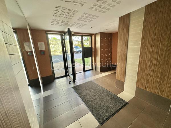 QUIMPER – CENTRE-VILLE / PROXIMITE CAP HORN / ODET – RÉSIDENCE DE STANDING RÉCENTE ET SÉCURISÉE – T3 DE 64 M² – TERRASSE PLEIN SUD DE 21 M² ENV. – PARKING PRIVATIF – DPE C.

**** Résidence recherchée – terrasse plein Sud de 21 m² – centre-ville accessible à pied – résidence sécurisée. ****

Gino DUPUY vous propose, à Quimper, au sein d'une résidence récente (2009) de standing particulièrement recherchée, ce bel appartement T3 d'environ 64 m², offrant une belle terrasse exposée plein Sud, une place de stationnement privative et un environnement calme, tout en restant à seulement quelques minutes à pied du centre-ville et des commerces.

Son agencement fonctionnel, sa luminosité et la qualité de la résidence en font un bien parfaitement adapté aussi bien à une résidence principale qu'à un investissement patrimonial.

L'appartement se compose de la manière suivante :

Une entrée avec rangements desservant l'ensemble des pièces.
Un salon-séjour lumineux ouvrant directement sur une terrasse d'environ 21 m² exposée plein Sud.
Une cuisine indépendante aménagée et équipée.
Deux chambres.
Une salle de bain.
Un WC indépendant.

Concernant les extérieurs :

Une grande terrasse d'environ 21 m² exposée plein Sud, véritable prolongement de la pièce de vie.
Une place de stationnement privative.
Une résidence sécurisée avec accès contrôlé.

Informations complémentaires :

Résidence récente de standing.
Accès PMR par l'arrière de la résidence, situé au RDC avec séjour et terrasse surélevé par rapport au parking 
(Avantages d'un RDC et d'un 1er étage)
Appartement lumineux.
Terrasse exposée plein Sud.
Place de parking privative.
Chauffage gaz individuel.
Fibre optique.
DPE : classe C.
Centre-ville et commerces accessibles à pied.
Résidence calme et parfaitement entretenue.
Taxe foncière : 889€

(PLAN DE L'APPARTEMENT EN AVANT DERNIERE PHOTO)

Rare sur le secteur, cet appartement réunit des critères particulièrement recherchés : résidence récente, terrasse de belle dimension, ascenseur, stationnement privatif et proximité immédiate du centre-ville.

Contact Exclusif :

Gino Dupuy – BSK Immobilier
Votre Conseiller Immobilier sur Quimper et le Finistère Sud.
Avis de valeur OFFERT dans tout le Finistère Sud.

_________________________________________________

VENTE IMMOBILIÈRE – QUIMPER & Alentours
Échangeons sur votre projet, sans engagement, pour définir la meilleure stratégie de vente.

APPORTEURS D'AFFAIRES
Vous connaissez quelqu'un qui souhaite vendre ou acheter ?
Un simple message suffit pour initier un contact, je m'occupe du reste. Rémunération attractive.

COLLABORATION INTERCABINET
Discutons volontiers d'un partage de mandat ou d'un acheteur en recherche.

_________________________________________________

Honoraires charge vendeur : aucun frais d'agence supplémentaires pour vous.
Le prix affiché est votre prix final hors frais de notaire.