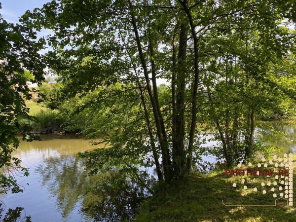 Pavillon sur sous-sol donnant sur une rivière avec terrain de 3 000 m²