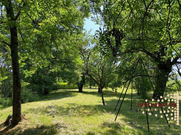 Pavillon sur sous-sol donnant sur une rivière avec terrain de 3 000 m²