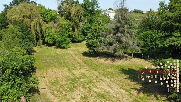 Pavillon sur sous-sol donnant sur une rivière avec terrain de 3 000 m²