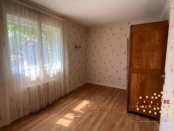 Pavillon sur sous-sol donnant sur une rivière avec terrain de 3 000 m²