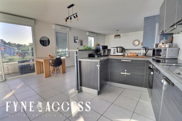 VÉNISSIEUX CENTRE VILLE - PORTES DE LYON - RÉSIDENCE RÉCENTE - APPARTEMENT 4 PIÈCES SÉJOUR DOUBLE - BALCON ET GARAGE - TRAMWAY T10 - TRAMWAY T4 - MÉTRO D - BUS - ACCES RAPIDE A7 - A6 - ROCADE EST , Venissieux