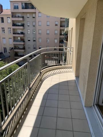 APPARTEMENT T3 A LOUER - LYON 7EME ARRONDISSEMENT Lamothe 70.61 m 2 1 152,78 € charges comprises par mois