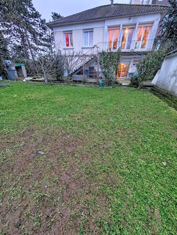 maison familiale sur deux niveaux de 7 pièces 5 chambres, grand jardin