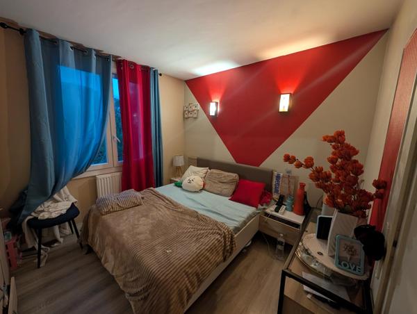 maison familiale sur deux niveaux de 7 pièces 5 chambres, grand jardin