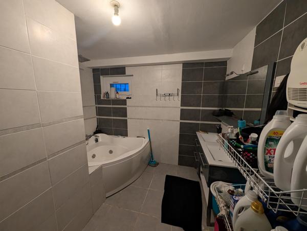 maison familiale sur deux niveaux de 7 pièces 5 chambres, grand jardin