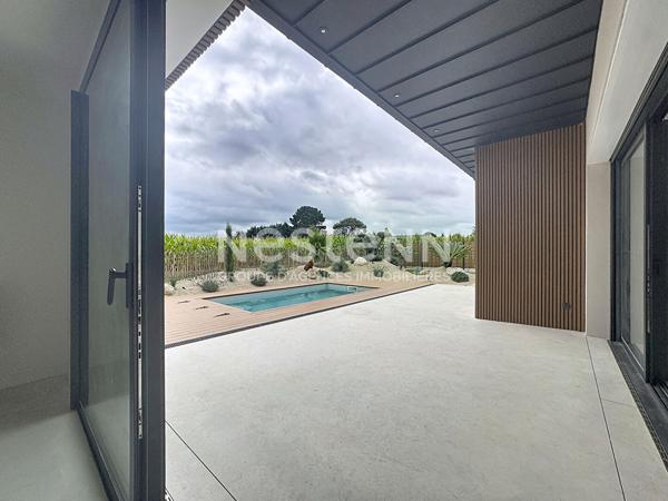 MAISON CONTEMPORAINE DE PLAIN-PIED AVEC PISCINE, AU CALME ENTRE CENTRE ET MER