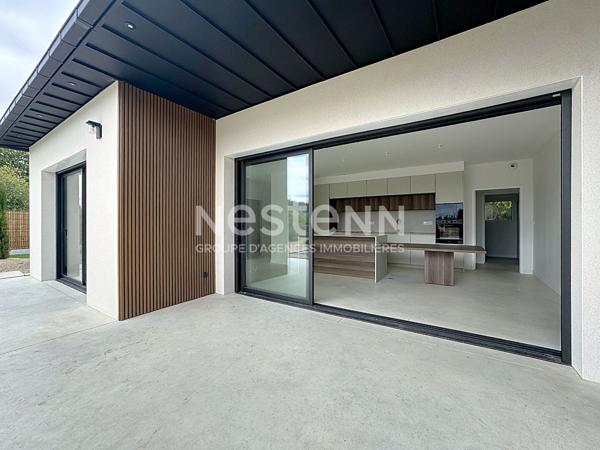 MAISON CONTEMPORAINE DE PLAIN-PIED AVEC PISCINE, AU CALME ENTRE CENTRE ET MER