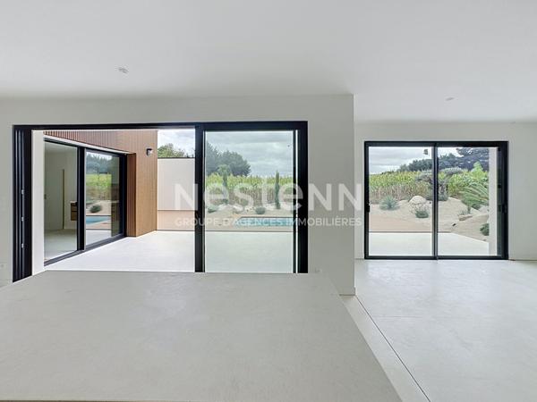 MAISON CONTEMPORAINE DE PLAIN-PIED AVEC PISCINE, AU CALME ENTRE CENTRE ET MER