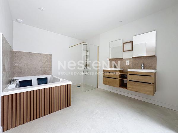 MAISON CONTEMPORAINE DE PLAIN-PIED AVEC PISCINE, AU CALME ENTRE CENTRE ET MER