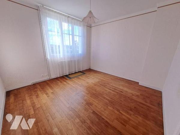 A Vendre au Bourg de PLEUVEN,  au calme dans un quartier réaménagé, maison des années 60 d'une ...