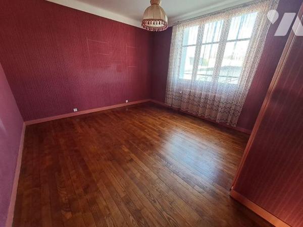 A Vendre au Bourg de PLEUVEN,  au calme dans un quartier réaménagé, maison des années 60 d'une ...