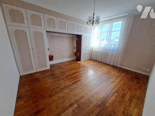 A Vendre au Bourg de PLEUVEN,  au calme dans un quartier réaménagé, maison des années 60 d'une ...