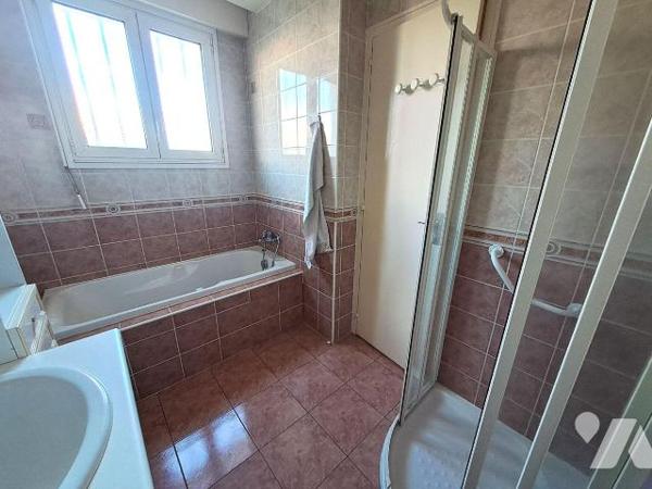 A Vendre au Bourg de PLEUVEN,  au calme dans un quartier réaménagé, maison des années 60 d'une ...