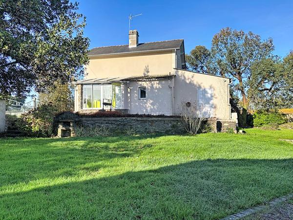Maison ancienne à vendre au coeur de Juigné sur Loire sur une belle parcelle close de plus de 800m²