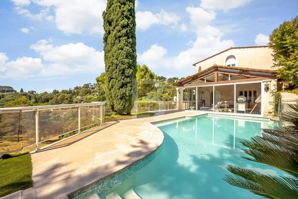 À vendre en exclusivité à Mougins – Maison d'inspiration Couëlle avec piscine, jardin paysager et appartement indépendant