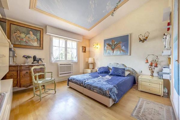 À vendre en exclusivité à Mougins – Maison d'inspiration Couëlle avec piscine, jardin paysager et appartement indépendant