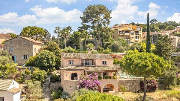 À vendre en exclusivité à Mougins – Maison d'inspiration Couëlle avec piscine, jardin paysager et appartement indépendant