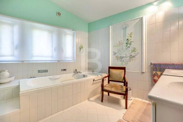 À vendre en exclusivité à Mougins – Maison d'inspiration Couëlle avec piscine, jardin paysager et appartement indépendant